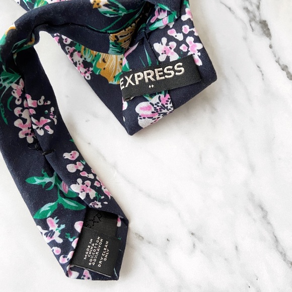 Express navy  floral tie NWT - Picture 5 of 5